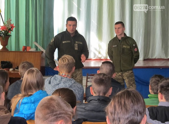 Школьников Бахмута учили на практике оказывать первую медиц..., фото-3 Школьников Бахмута учили на практике оказывать первую медицинскую помощь, фото-3