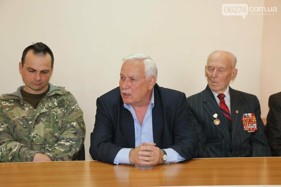 С Днем Защитника Украины военнослужащих поздравил мэр Бахмута, фото-4 С Днем Защитника Украины военнослужащих поздравил мэр Бахмута, фото-4