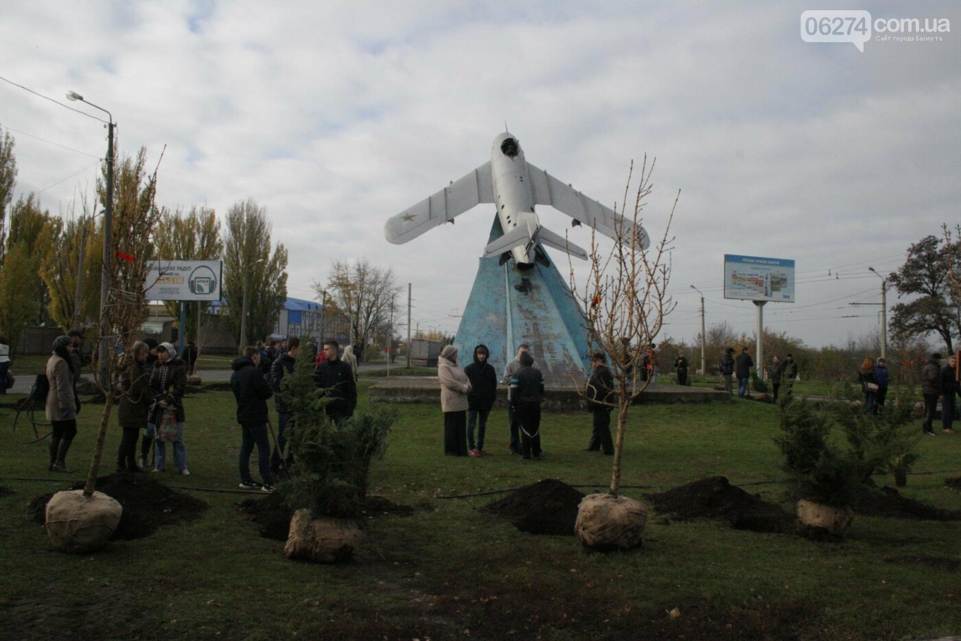 В Бахмуте министр экологии совместно с местными жителями и..., фото-1 В Бахмуте министр экологии совместно с местными жителями и представителями власти высадили «Аллею Мира», фото-1