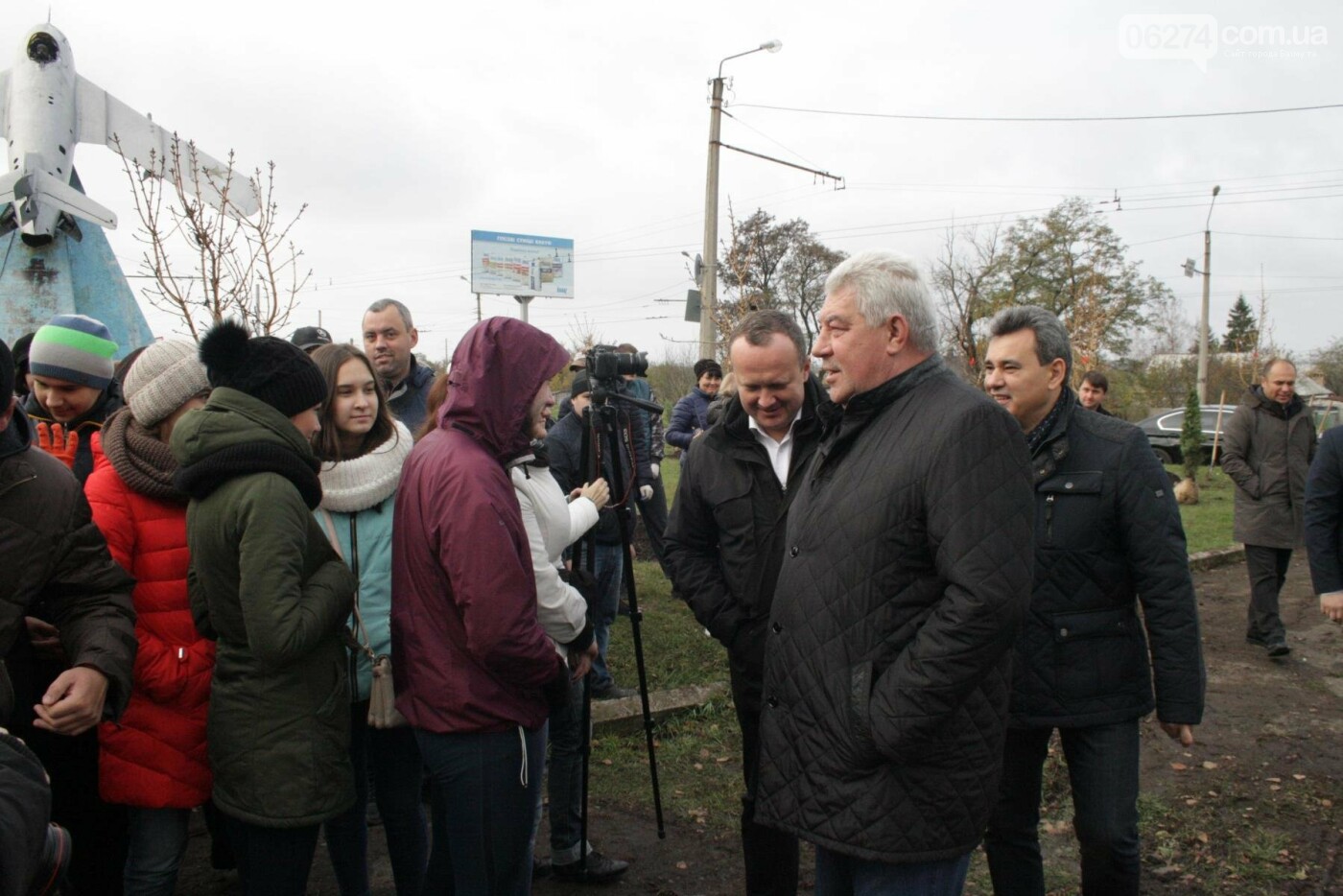 В Бахмуте министр экологии совместно с местными жителями и..., фото-2 В Бахмуте министр экологии совместно с местными жителями и представителями власти высадили «Аллею Мира», фото-2