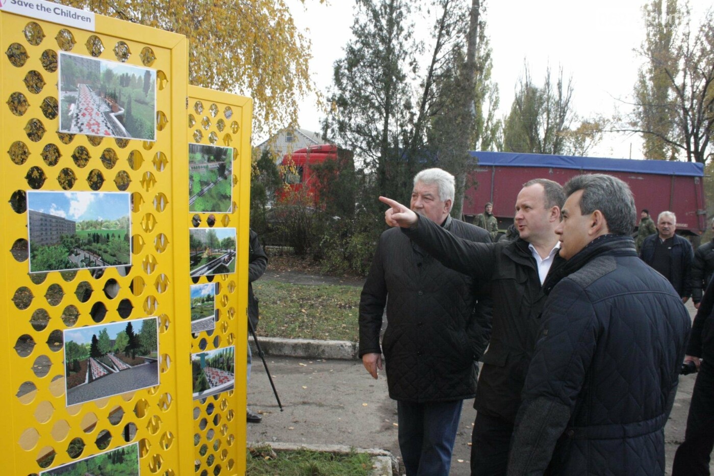 В Бахмуте министр экологии совместно с местными жителями и..., фото-3 В Бахмуте министр экологии совместно с местными жителями и представителями власти высадили «Аллею Мира», фото-3
