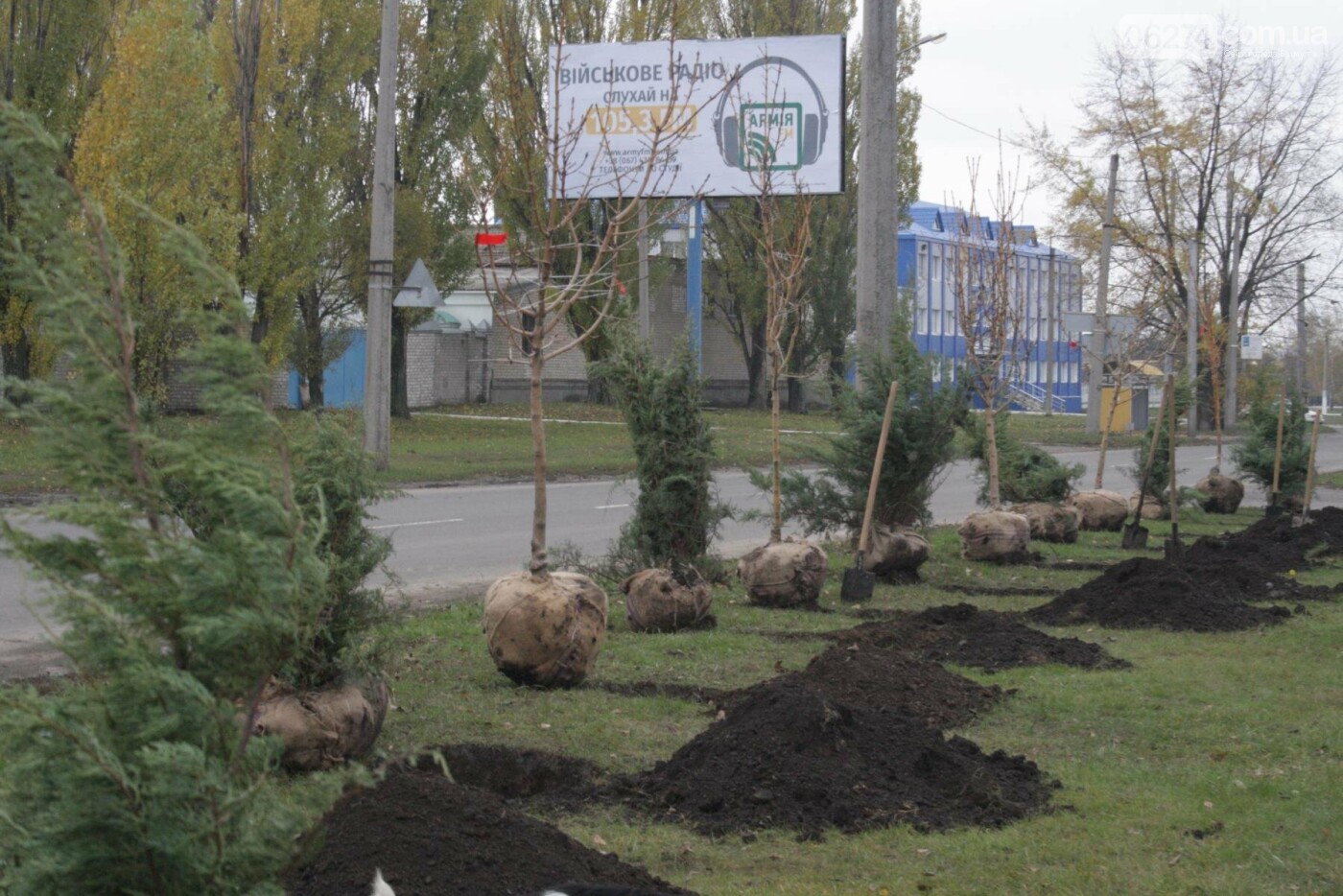 В Бахмуте министр экологии совместно с местными жителями и..., фото-9 В Бахмуте министр экологии совместно с местными жителями и представителями власти высадили «Аллею Мира», фото-9