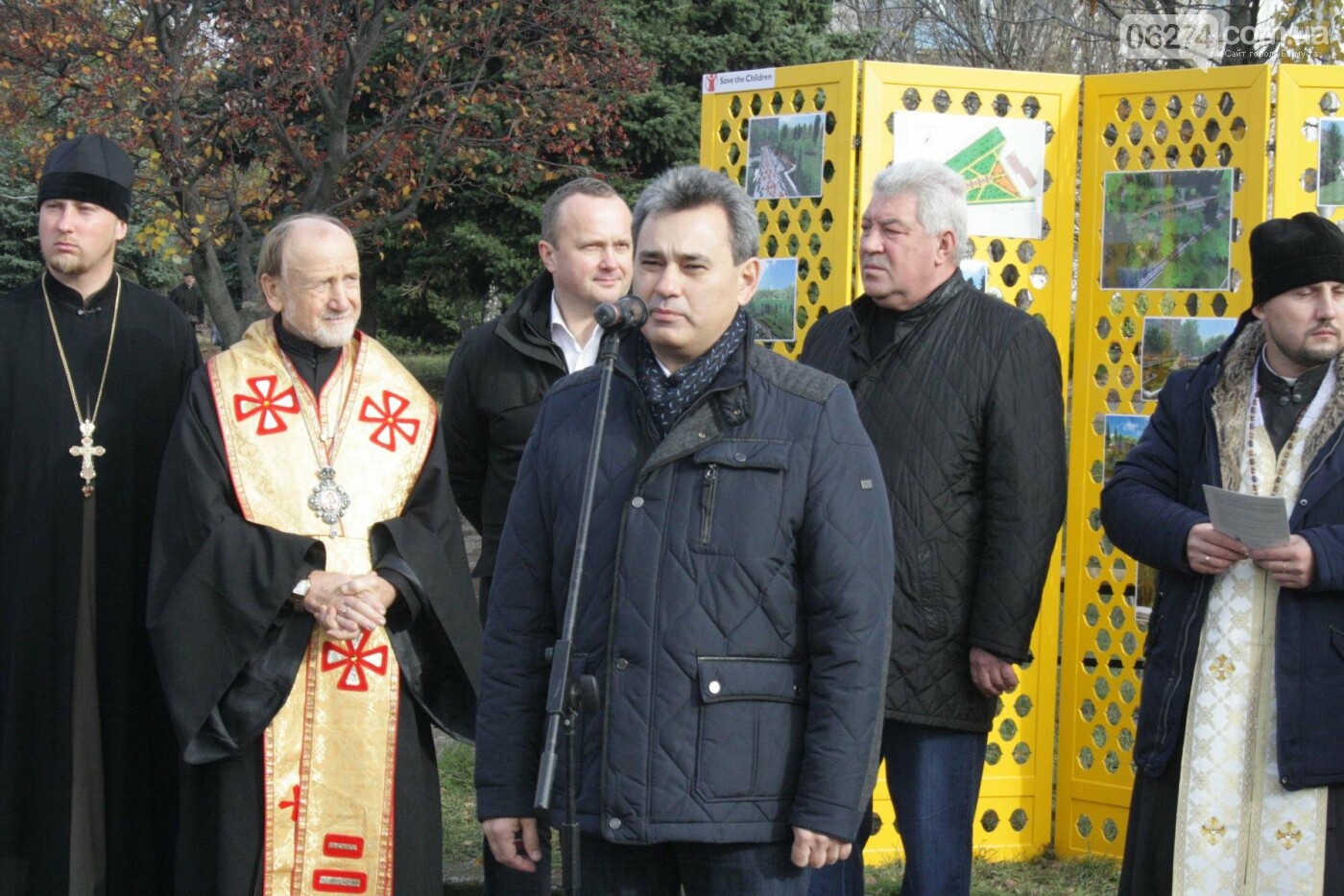 В Бахмуте министр экологии совместно с местными жителями и..., фото-6 В Бахмуте министр экологии совместно с местными жителями и представителями власти высадили «Аллею Мира», фото-6
