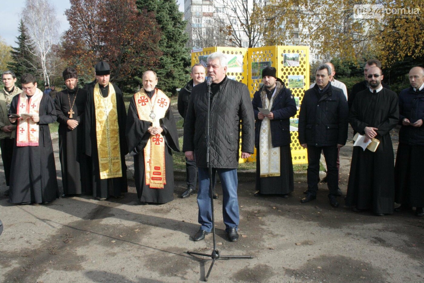 В Бахмуте министр экологии совместно с местными жителями и..., фото-4 В Бахмуте министр экологии совместно с местными жителями и представителями власти высадили «Аллею Мира», фото-4