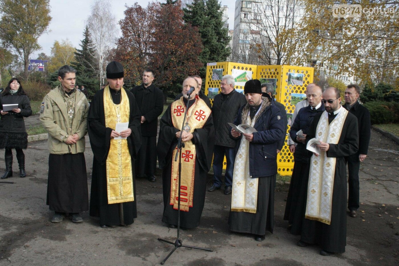 В Бахмуте министр экологии совместно с местными жителями и..., фото-7 В Бахмуте министр экологии совместно с местными жителями и представителями власти высадили «Аллею Мира», фото-7