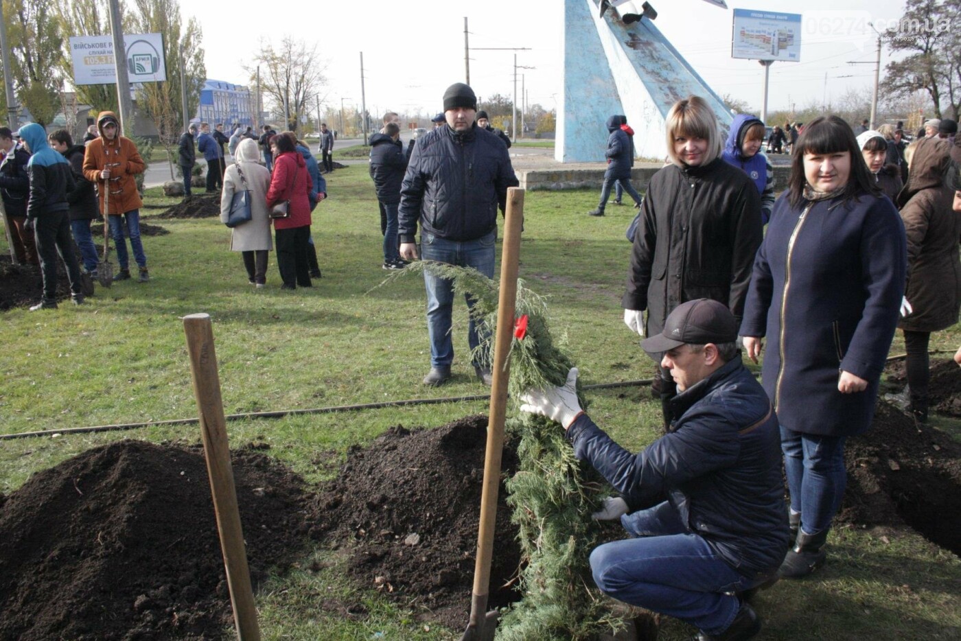 В Бахмуте министр экологии совместно с местными жителями и..., фото-21 В Бахмуте министр экологии совместно с местными жителями и представителями власти высадили «Аллею Мира», фото-21