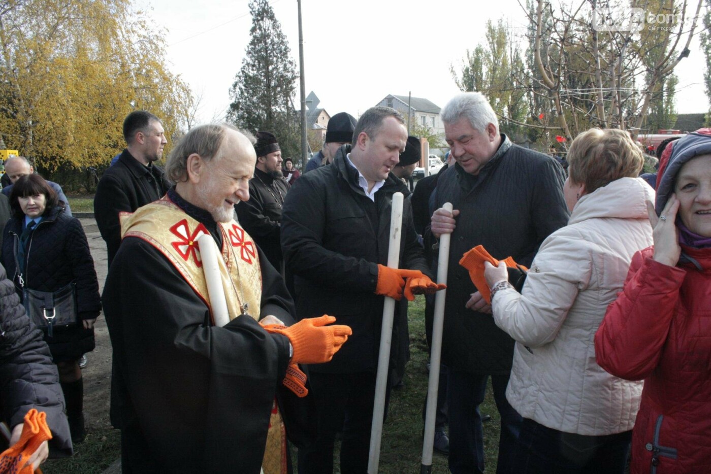 В Бахмуте министр экологии совместно с местными жителями и..., фото-8 В Бахмуте министр экологии совместно с местными жителями и представителями власти высадили «Аллею Мира», фото-8