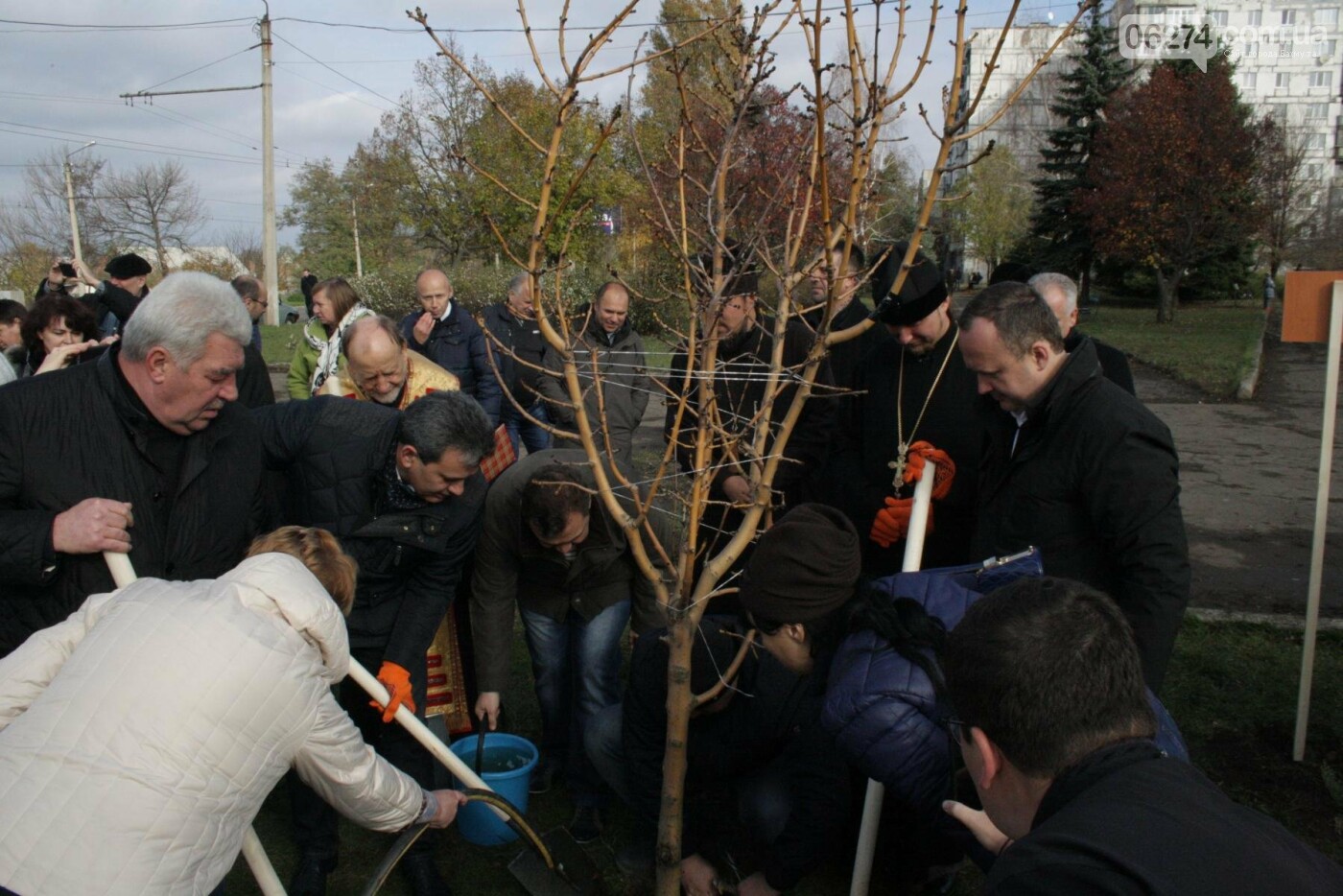 В Бахмуте министр экологии совместно с местными жителями и..., фото-10 В Бахмуте министр экологии совместно с местными жителями и представителями власти высадили «Аллею Мира», фото-10
