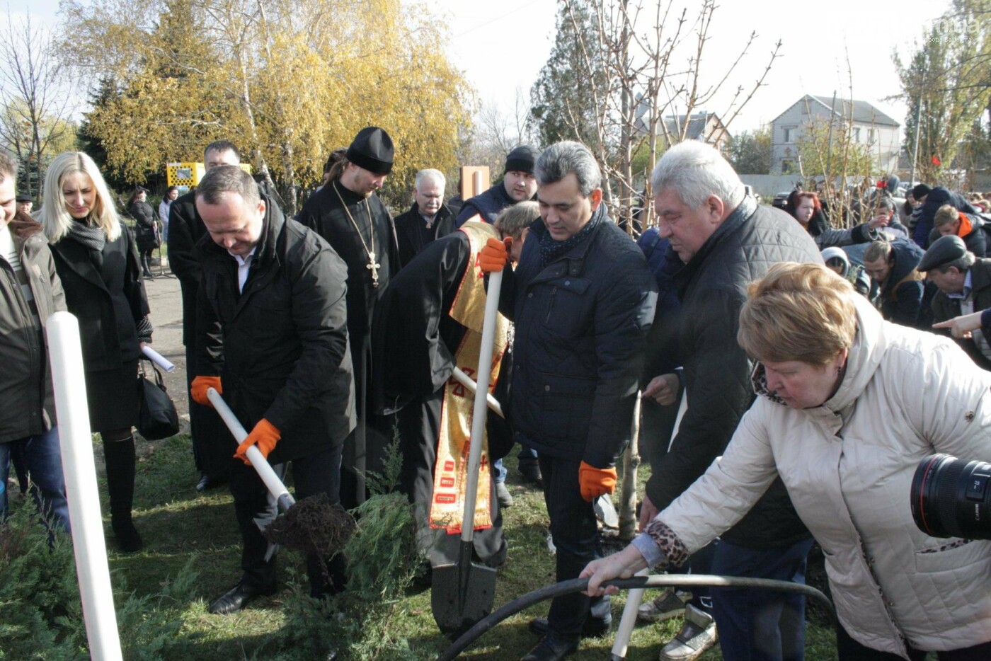 В Бахмуте министр экологии совместно с местными жителями и..., фото-11 В Бахмуте министр экологии совместно с местными жителями и представителями власти высадили «Аллею Мира», фото-11