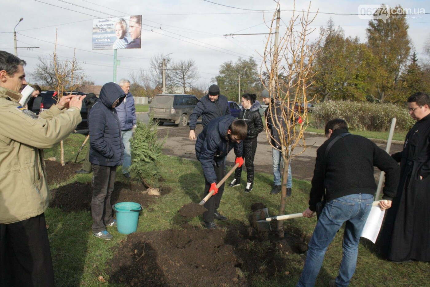 В Бахмуте министр экологии совместно с местными жителями и..., фото-18 В Бахмуте министр экологии совместно с местными жителями и представителями власти высадили «Аллею Мира», фото-18