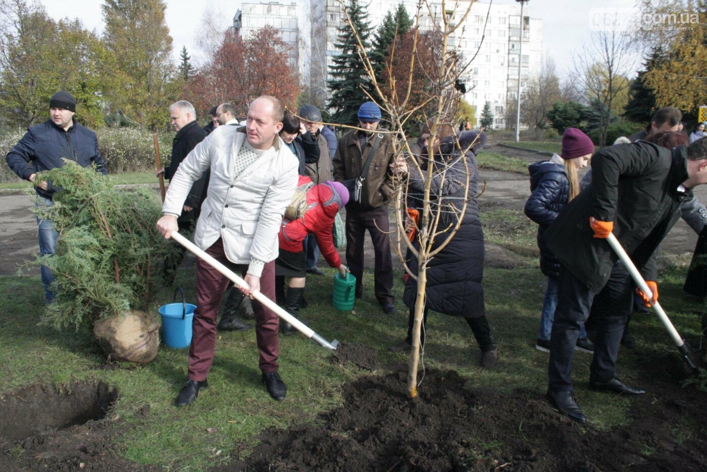В Бахмуте министр экологии совместно с местными жителями и..., фото-22 В Бахмуте министр экологии совместно с местными жителями и представителями власти высадили «Аллею Мира», фото-22