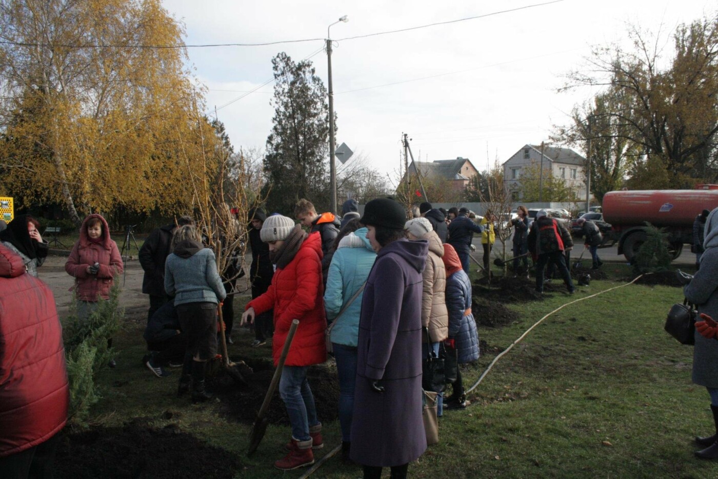 В Бахмуте министр экологии совместно с местными жителями и..., фото-20 В Бахмуте министр экологии совместно с местными жителями и представителями власти высадили «Аллею Мира», фото-20