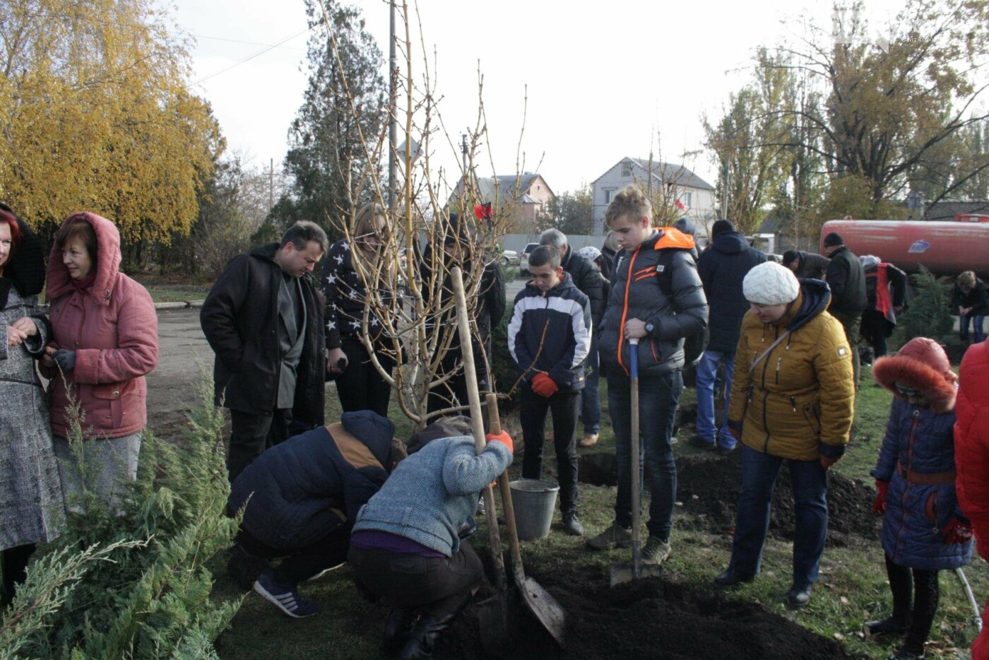 В Бахмуте министр экологии совместно с местными жителями и..., фото-17 В Бахмуте министр экологии совместно с местными жителями и представителями власти высадили «Аллею Мира», фото-17