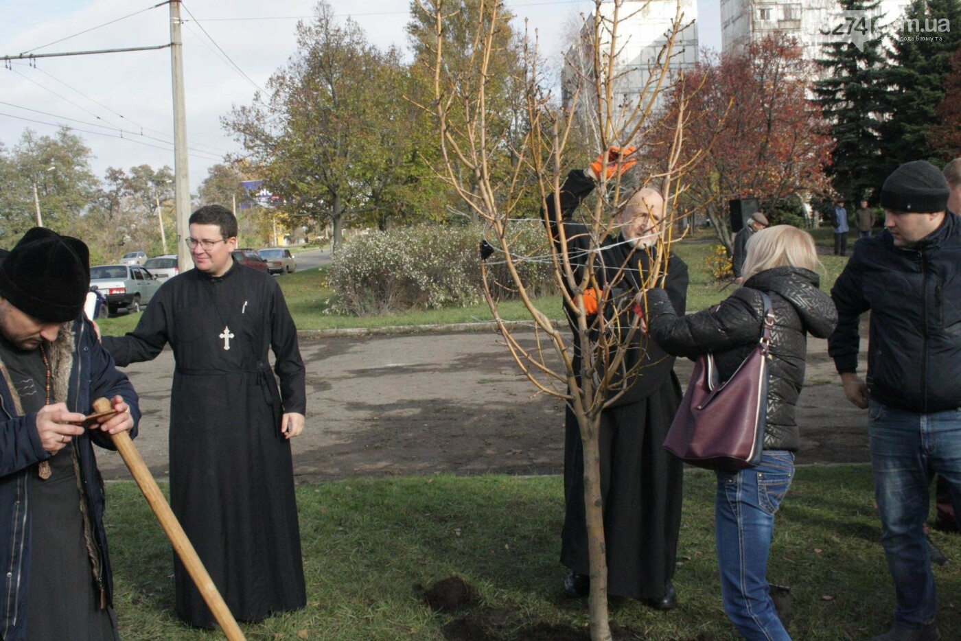 В Бахмуте министр экологии совместно с местными жителями и..., фото-16 В Бахмуте министр экологии совместно с местными жителями и представителями власти высадили «Аллею Мира», фото-16