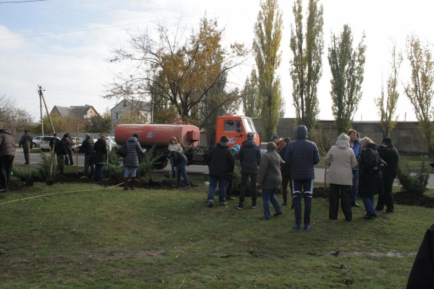 В Бахмуте министр экологии совместно с местными жителями и..., фото-19 В Бахмуте министр экологии совместно с местными жителями и представителями власти высадили «Аллею Мира», фото-19