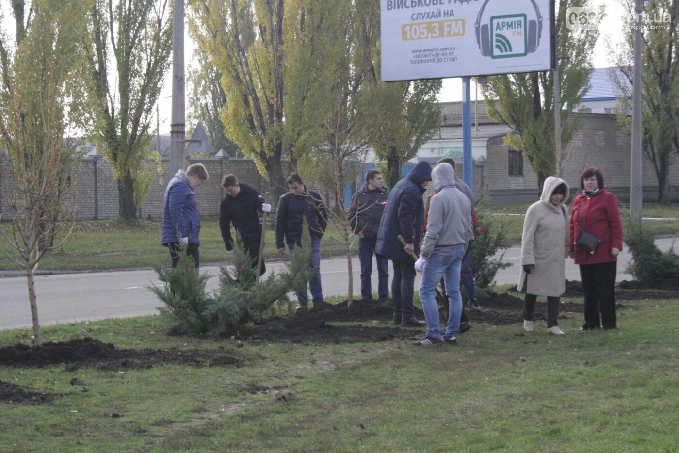 В Бахмуте министр экологии совместно с местными жителями и..., фото-12 В Бахмуте министр экологии совместно с местными жителями и представителями власти высадили «Аллею Мира», фото-12