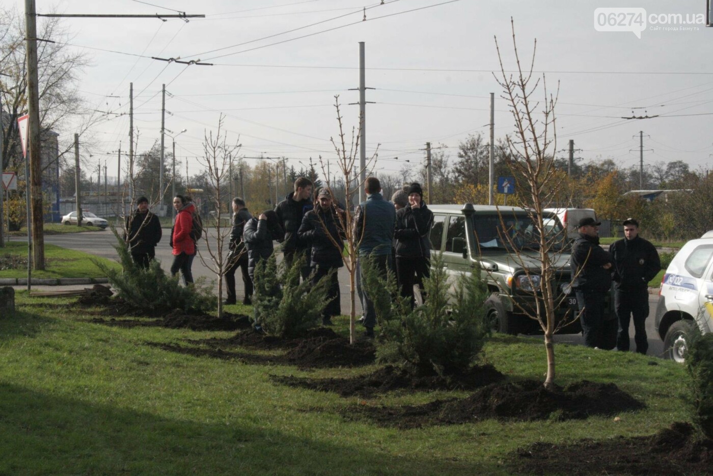 В Бахмуте министр экологии совместно с местными жителями и..., фото-23 В Бахмуте министр экологии совместно с местными жителями и представителями власти высадили «Аллею Мира», фото-23