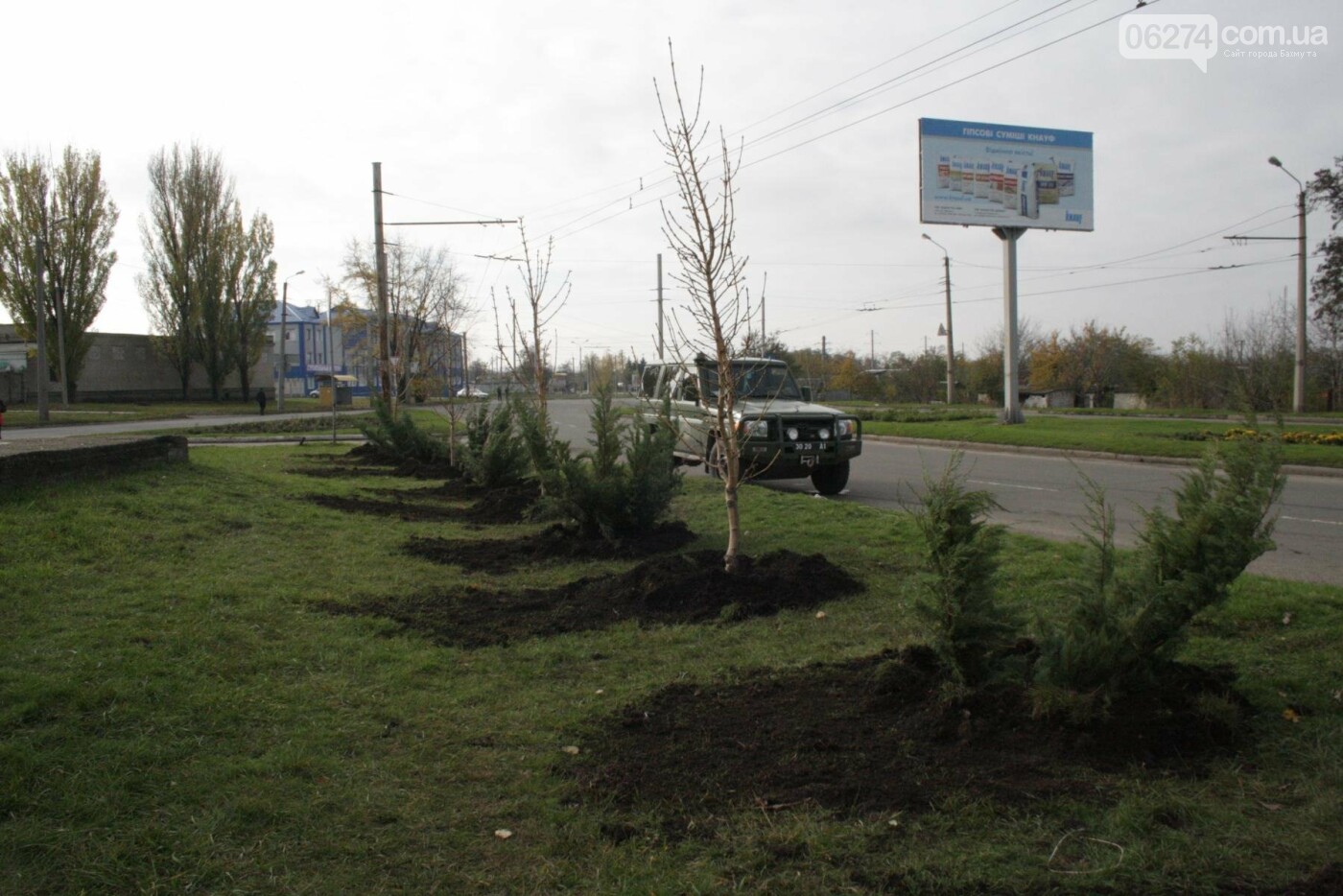 В Бахмуте министр экологии совместно с местными жителями и..., фото-24 В Бахмуте министр экологии совместно с местными жителями и представителями власти высадили «Аллею Мира», фото-24