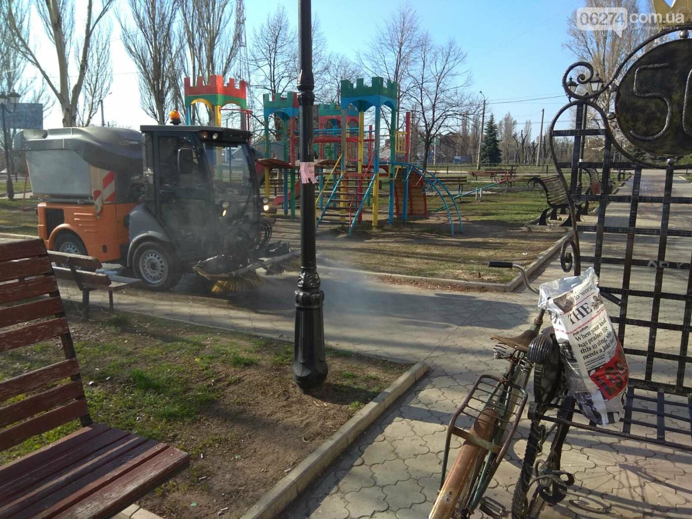 В Бахмуте дезинфицируют дороги и тротуары (ФОТО), фото-10 В Бахмуте дезинфицируют дороги и тротуары (ФОТО), фото-10