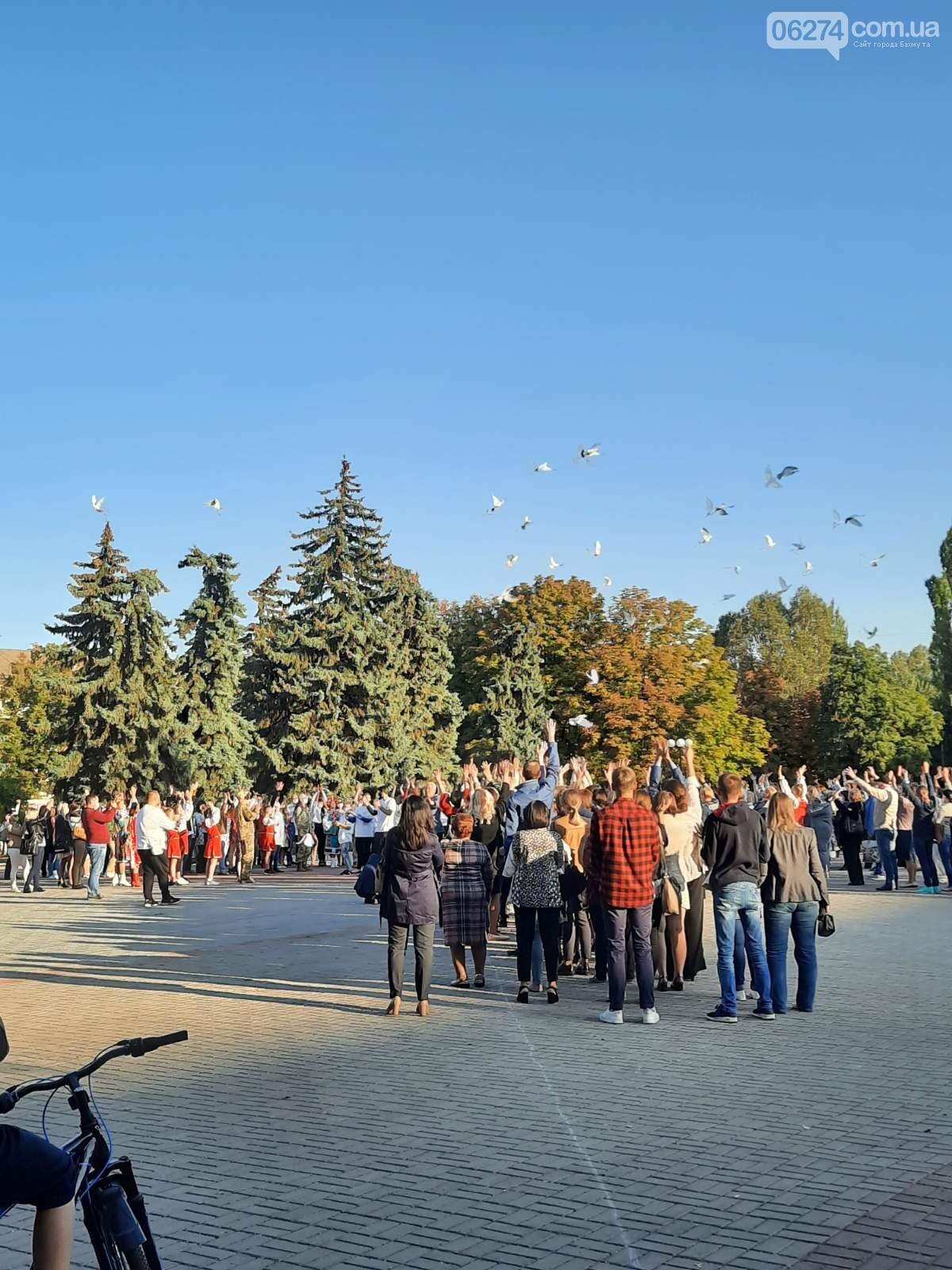 Площадь бахмута. Вечерний Бахмут. Бахмут день города. Площадь свободы Бахмут.