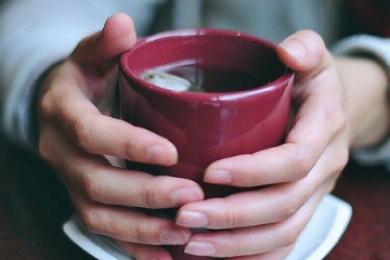 кружка чая в руках. девушка в свитере. чашка в руках. руки кружка чая. кружка чая в руках.