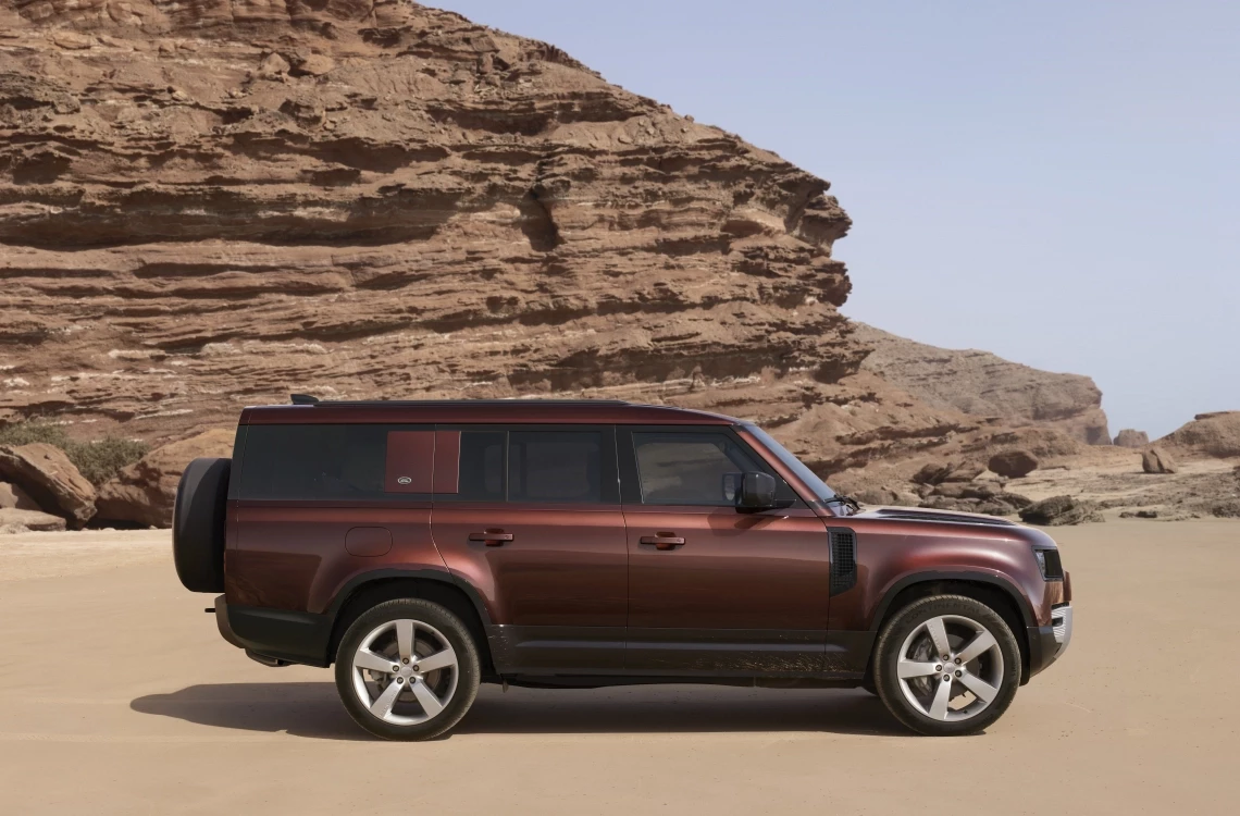 Land Rover Defender у місті й на бездоріжжі: універсальний SUV для будь-яких умов