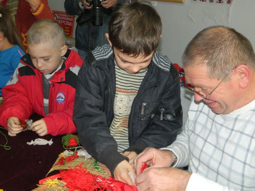 Переселенцы и местные жители Артемовска-Бахмута приняли участие в творческом мастер-классе (фото) - фото 1